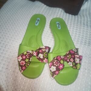 OKA B EUC WOMENS SIZE 6 MADISON GREEN SLIDE SANDALS